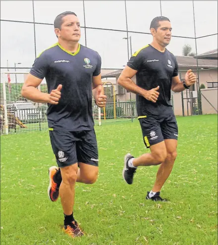  ??  ?? • El asistente de línea Byron Romero (izquierda) y el árbitro Guillermo Guerrero se entrenan en una cancha de fútbol de una urbanizaci­ón privada,en Daule