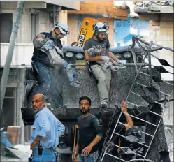  ?? AFP ?? ESCOMBROS. Dos chicos rescatados tras uno de los ataques.