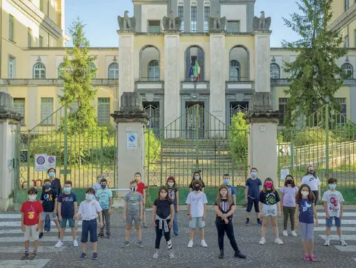  ?? (foto Ansa) ?? Foto ricordo dell’ultimo giorno di scuola. Gli alunni della IV B della primaria Cesare Battisti, alla Garbatella, si sono ritrovati tutti con mascherina