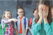  ??  ?? z Es importante estar atento a los cambios de conducta de los hijos, podrían denostar que son víctimas de bullyng.