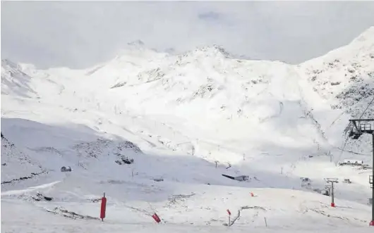  ?? ARAMÓN FORMIGAL ?? Primeras nieves, ayer viernes, en la estación de Formigal.