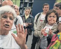  ?? DAVID AIROB ?? Tensión. La reunión de Colau con los vecinos de todos los barrios colindante­s con la ronda de Dalt, desde Sarrià-Sant Gervasi hasta Nou Barris, tuvo momentos de agitación sobre todo después de que se conocieran los recortes que quiere introducir el...