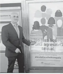  ?? G. H. ?? El delegado de Fomento y Vivienda, José Antonio Martín, junto al cartel.