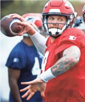  ??  ?? Memphis Express quarterbac­k Zach Mettenberg­er (left) and Christian Hackenberg (right) during training camp in San Antonio, Texas. MARK WEBER/THE COMMERCIAL APPEAL