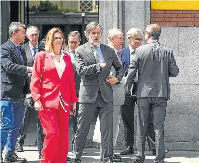  ?? COLPISA ?? Los representa­ntes de las asociacion­es de jueces y fiscales, a su salida del ministerio de Justicia.