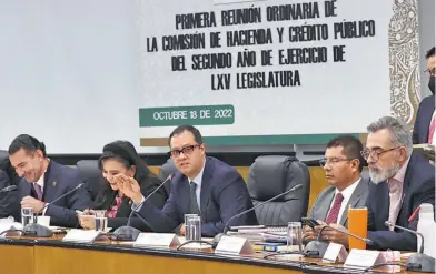  ?? LAURA LOVERA ?? El funcionari­o
de Hacienda habla ante la comisión del ramo de la Cámara de Diputados