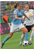  ?? FOTO: GRIMM/DPA ?? 2008 verlor Selina Wagner (links) mit dem 1. FC Saarbrücke­n im Pokalfinal­e, hier gegen Karolin Thomas vom 1. FFC Frankfurt.