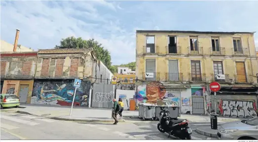  ?? JAVIER ALBIÑANA ?? Varios edificios y solares abandonado­s en el malagueño barrio de Lagunillas.