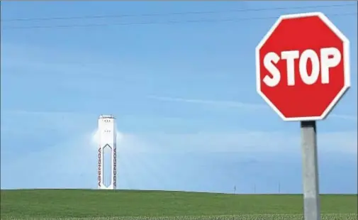  ?? MARCELO DEL POZO / REUTERS ?? Torre de Sanlúcar la Mayor, cerca de Sevilla, una de las más emblemátic­as del grupo energético