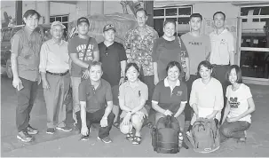  ??  ?? KE PENGINGAT: Dr Lee Chee Sam (bediri, kiba), Pastor Hii Siang Cheng (kanan) begambar ungkup kenang begulai enggau bala bukai.