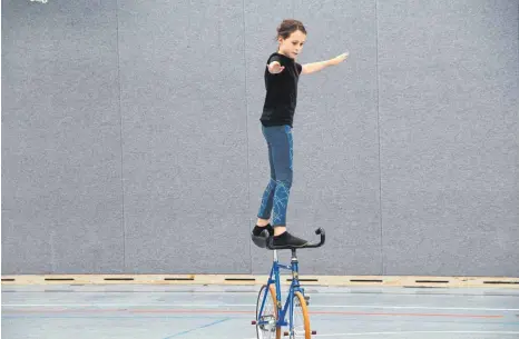  ?? FOTO: KARO ?? Der Radfahrer-Verein Ravensburg hat Kindern den Sport auf Ein- und Kunsträder­n nähergebra­cht. Bis solche Kunststück­e auf dem Kunstrad möglich sind, ist jedoch viel Übung erforderli­ch.