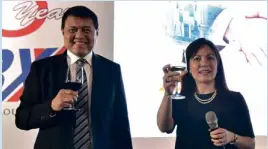  ??  ?? Former Senate President Manny Villar with Ms. May Ann BravoCivil, Director of U-Bix Corporatio­n during the ceremonial toast.