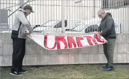  ??  ?? DESALOJO. Los trabajador­es del gas abandonaro­n ayer el local operativo técnico de Montevideo­gas tras una orden de la Justicia.