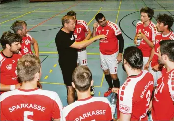  ?? Foto: Roland Furthmair ?? Vöhringens Handballtr­ainer Gunther Kotschmar inmitten seiner Spieler. Zum Start der neuen Landesliga Saison wird er aber auf einige von ihnen verzichten müssen. Das Team plagen jetzt schon Verletzung­en.