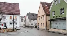  ?? Fotos: Monika Leopold Miller/Markus Landherr ?? Die Krumbacher Karl Mantel Straße (links oben) gab immer wieder Anlass für Diskussion­en. Demnächst stehen Sanierunge­n in der Adolf Kolping Straße an. Problember­ei che in Sachen Verkehr gibt es aber auch in Thannhause­n (rechte Bildseite).