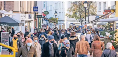  ??  ?? Vielerorts in NRW platzten am ersten Adventssam­stag die Innenstädt­e aus allen Nähten, wie hier in Moers.