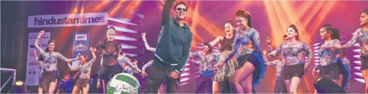  ??  ?? Akshay Kumar shakes a leg to Bollywood numbers with the members of Zenith Dance Troupe at the grand opening ceremony of HT GIFA