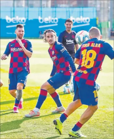  ??  ?? A CUADROS. Messi, Griezmann y Alba, en el entrenamie­nto de ayer.