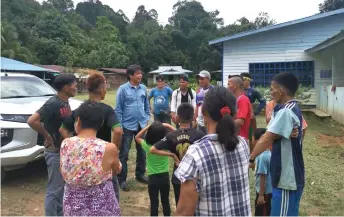  ??  ?? Dennis (third left) updates villagers in Ba Pakan, Sungai Akah on the latest situation concerning Covid-19 and the MCO, during a recent trip to deliver food assistance.