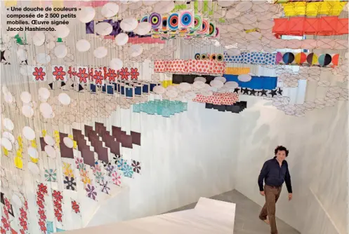  ??  ?? « Une douche de couleurs » composée de 2 500 petits mobiles. OEuvre signée Jacob Hashimoto.