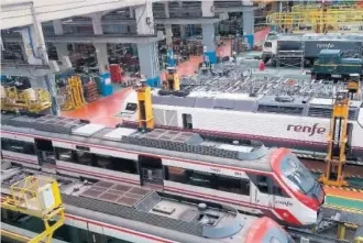  ??  ?? Trenes de Renfe en uno de los talleres de la filial de fabricació­n y mantenimie­nto.