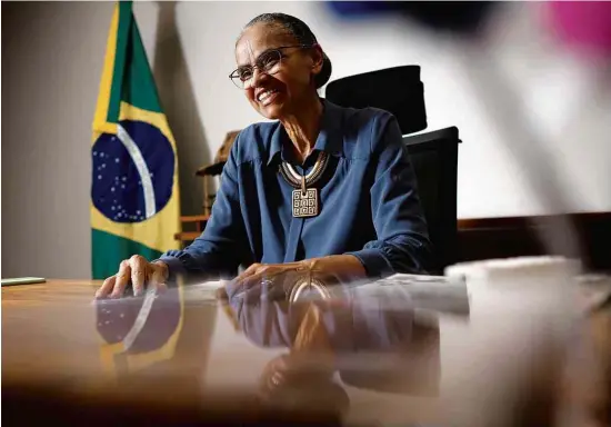  ?? Adriano Machado - 24.mar.23/reuters ?? A ministra do Meio Ambiente, Marina Silva, durante entrevista em seu gabinete, em Brasília