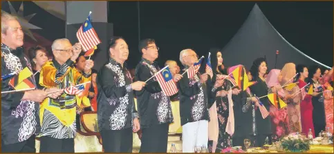  ??  ?? The VIPs led by His Excellency ( fth left) together with Raghad (sixth left), Abang Johari (fourth left) and Wong (third left) singing along the patriotic song.