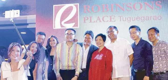  ??  ?? Opening selfie: Robinsons Retail Holdings Inc. president and CEO Robina Gokongwei-Pe (fourth from right)with (from left) host Karen Dupalco-Kabuhat, RLC business unit general manager for commercial centers division Arlene G. Magtibay, Cagayan Rep. (3rd Dristrict) Randolph S. Ting, RLC brand ambassador Maja Salvador, RLC president Frederick D. Go, Tuguegarao City Mayor Jefferson P. Soriano, Gov. Manuel N. Mamba, RLC executive vice president Faraday Go, and Tuguegarao City Vice Mayor Bienvenido C. De Guzman II at the opening of Robinsons Place Tuguegarao.