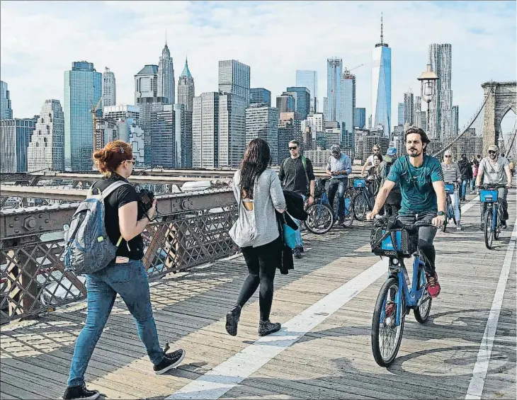  ??  ?? Imagen del puente de Brooklyn tomada hace una semana, antes de que empezaran a bajar las temperatur­as