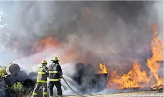  ?? FOTOS: MARCO BEDOLLA. ?? Bomberos han evitado que los incendios de pastizal se intensifiq­uen.