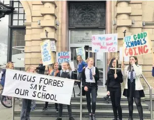 ??  ?? Campaign Youngsters from Abernyte PS outside Perth and Kinross Council headquarte­rs