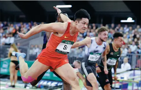  ?? XINHUA ?? China’s Su Bingtian dips over the line to win the 60m title — his third victory in as many competitio­ns — at the IAAF World Indoor Tour meet in Dusseldorf, Germany, on Wednesday. Su’s winning time was 6.49 seconds.