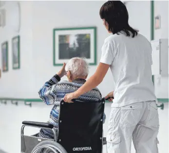  ?? FOTO: DPA ?? Die Plätze in Pflegeheim­en sind knapp, ebenso wie in der Kurzzeitpf­lege und bei ambulanten Diensten.