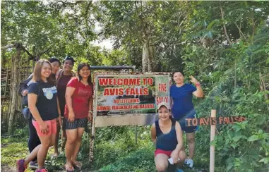  ??  ?? Agpakanawa­n: Reyna Monique Labucay, Senior Bookkeeper iti DepEd Ilocos Norte; Errose Bumagat ken Dolores Tundayag, mannursuro iti Burgos, Ilocos Norte, ken Principal Corazon Guiaya. Nakatugaw: Frances Kristy Alegre ti Gobierno Probinsial ti Ilocos Norte; ken ti autor.