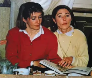  ?? | PHOTO : ARCHIVES FAMILIALES ?? Sur cette photo, prise en 1993, Catherine Calvez (en rouge) est aux côtés de sa soeur Marie-Michèle, assassinée en septembre 1994.