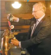  ?? PHOTO PATRICK BELLEROSE ?? Le chef du PQ, Jean-françois Lisée, verse une bière lors de son passage à la microbrass­erie Le Trèfle.