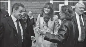  ??  ?? De Franse ex-president Nicolas Sarkozy in gezelschap van zijn vrouw Carla Bruni-Sarkozy (m). (Island Packet)