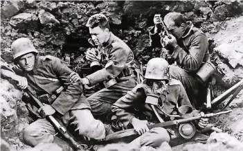  ?? FOTO: UNIVERSAL PICTURES ?? Kaum ein Film passt besser ins Motto „Nie wieder Krieg?“als der Klassiker „Im Westen nichts Neues“. Auch Erich Maria Remarques gleichnami­ger Film war ein Bestseller.