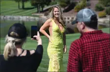  ?? DOUG DURAN — STAFF PHOTOGRAPH­ER ?? Jenny and Tony Clark, of Danville, photograph daughter Lindsay, 18, in the dress she had planned to wear to the San Ramon Valley High senior ball.