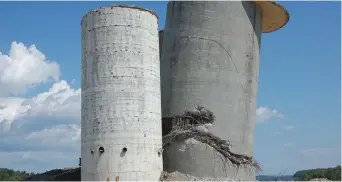  ??  ?? Le troisième silo de l’ancienne usine Smurfit-Stone, de Bathurst, refuse obstinémen­t de céder. - Acadie Nouvelle: Béatrice Seymour