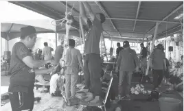  ??  ?? (Gambar atas dan kanan) GOTONG ROYONG: Jawatankua­sa pengelola sibuk melapah daging-daging korban dan akikah untuk diagihkan.