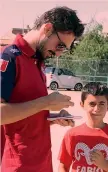  ??  ?? Davide Astori in maglia Cagliari insieme a un piccolo tifoso LOCCI