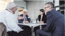  ??  ?? Manfred Lischka und Annika Röthenbach­er mit Jochen Wegner (v. li.), Chefredakt­eur Zeit Online, und Bundespräs­ident Frank-Walter Steinmeier.