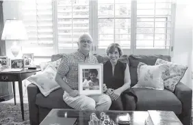  ?? SAUL MARTINEZ/THE NEW YORK TIMES ?? Barry Sinrod with his wife, Nancy, while holding a picture of his late wife, Shelly, who died in 2014, at home in Delray Beach, Fla. Sinrod says he wants to die with dignity after his experience of his previous wife’s long decline in quality of life.