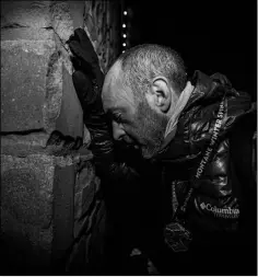  ?? ?? Johnny kisses the wall in Kirk Yetholm.