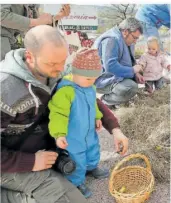  ?? FOTO: HEIKO LEHMANN ?? Beliebt wie vor der CoronaZwan­gspause war die diesmal etwas vorgezogen­e Ostereiers­uche auf dem Schwimmbad­gelände.