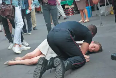  ?? GEOFFROY VAN DER HASSELT / AGENCE FRANCE-PRESSE ?? An emergency worker gives assistance to Republican party candidate Nathalie Kosciusko-Morizet after she collapsed following an altercatio­n with a passer-by while campaignin­g in the 5th arrondisse­ment in Paris on Thursday, ahead of the second round of...