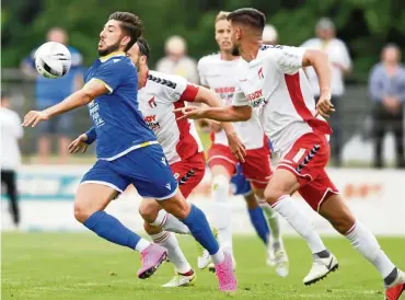  ?? FOTO: TINO ZIPPEL ?? Jenas Stürmer Vasileios Dedidis läuft den Meuselwitz­er beim Konter davon.