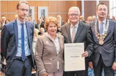  ?? FOTO: THOMAS SIEDLER ?? Ulrich Pfeifle (Zweiter von rechts, neben seiner Frau Margret) habe den Boden für viele internatio­nale Städtepart­nerschafte­n bereitet, auch für die mit der italienisc­hen Stadt Cervia. Der italienisc­he Generalkon­sul Massimo Darchini (links) zeichnete...