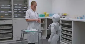  ?? (BANDE À PART FILMS) ?? Dans cette scène extraite des «Guérisseur­s», on voit des robots mobiles assister le personnel soignant du CHUV.